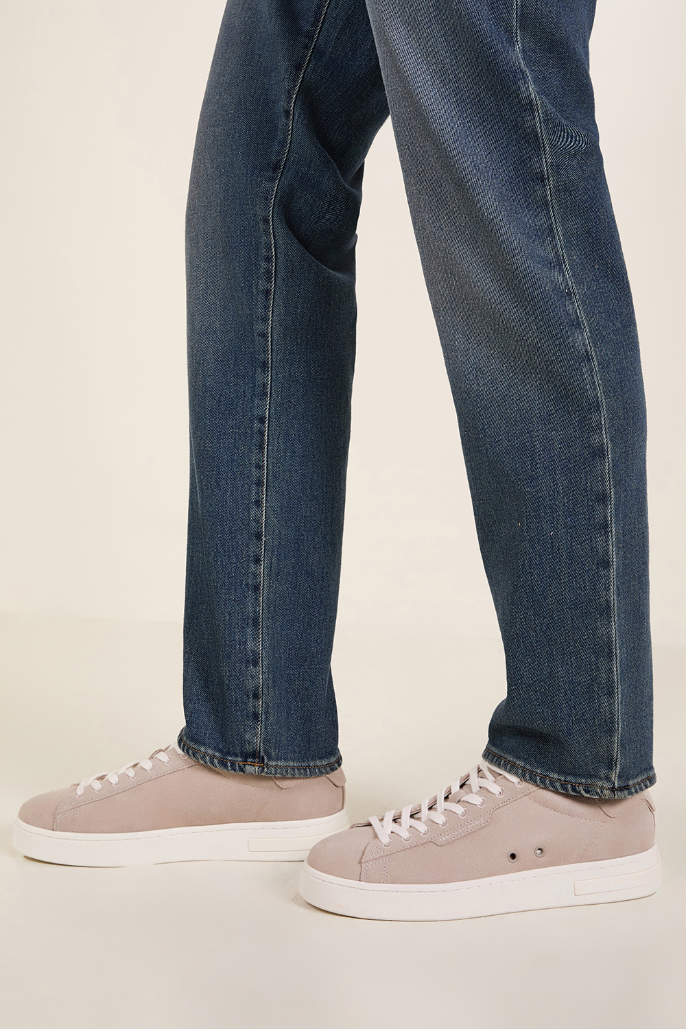 תמונת כל הלוק של נעלי סניקרס